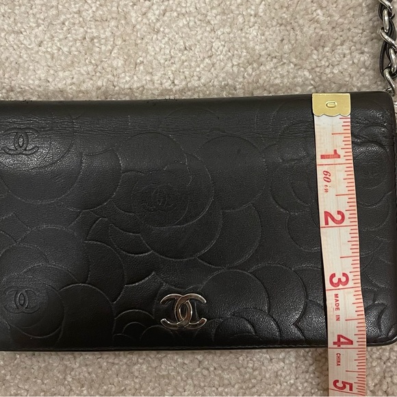 Vintage Chanel camellia lambskin wallet with chain - Picture 14 of 16